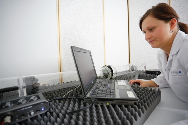 Pillow encasings that rustle loudly with every movement should hopefully soon be a thing of the past, thanks to tests in the acoustics laboratory at the Hohenstein Institute. ©Hohenstein Institute