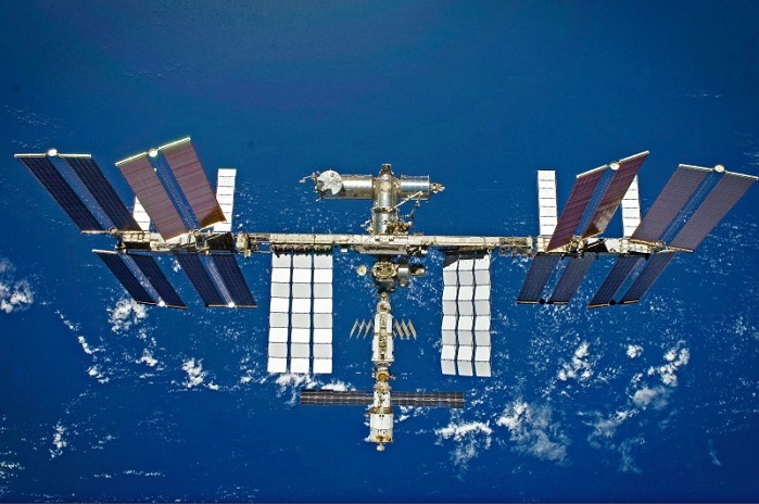 The International Space Station ISS orbits the Earth at a of 400 kilometres and a speed of 28,000 km/hr. Europe, Japan, Russia, the United States and Canada have been working together on this project since 1998. When the ISS is finished, it will be 100 metres long and 80 metres wide, exactly the same size as a football field. © NASA