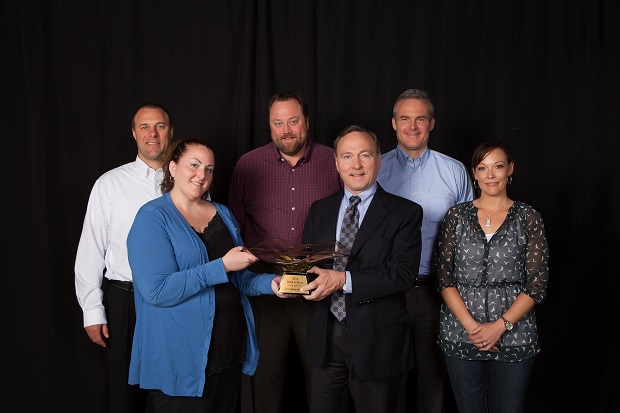 World of Wipes Innovation Award winner, ITW Professional Brands, for its Sertun Rechargeable Sanitizer Indicator Towels. (L-R) first row: Tara Millar, Product Manager, ITW Professional Brands; Dave Rousse, President, INDA; Kristen Foth, Marketing Communications Manager, ITW Professional Brands; (L-R) second row: Chris Plotz, Business Development Manager, ITW Professional Brands; Tim Rasmussen, Director of Marketing, ITW Professional Brands and Lee Rieth, Research Development Director, ITW Professional Brands. © INDA