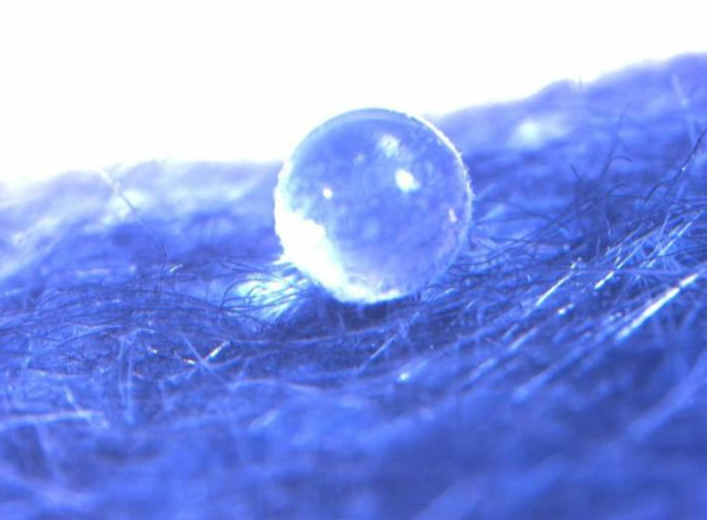 Aerogel is durably water repellent, even at high temperatures and its hydrophobicity allows it to maintain thermal conductivity properties in wet conditions. Image © Aerogel Technologies Inc.