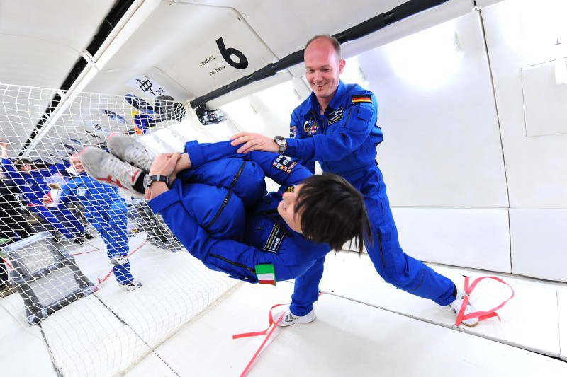 Samantha Cristoforetti and Alexander Gerst during parabolic flight training. © ESA