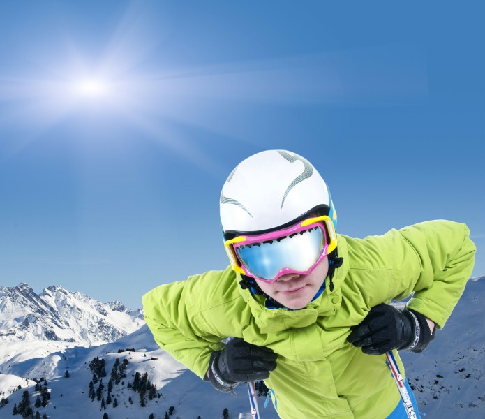Helmets are now essential for winter sports. Ski helmets should be comfortable and protect the wearer from injury. © Fotolia.com