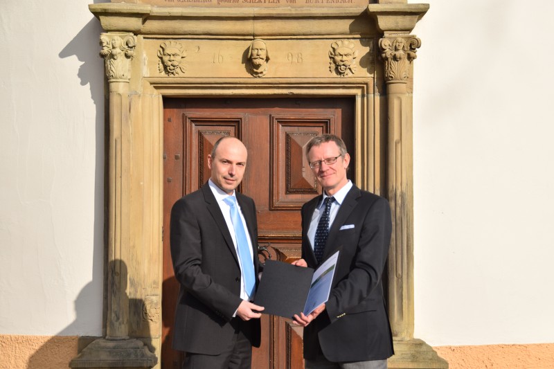 Prof Dirk Höfer of the Hohenstein Institute in Bönnigheim presents the ‘Biological Degradability’ certificate to Dr Gunter Scharfenberger, Director of R&D at Freudenberg Interlining SE & Co. KG. ©Hohenstein Institute