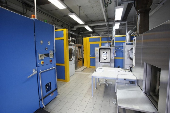 In the modern washing laboratory at the Hohenstein Institute, textiles are tested for their resistance to industrial washing and drying processes. © Hohenstein Institute
