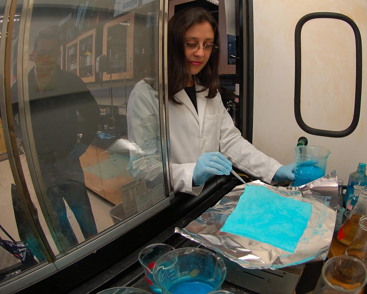 Marcia Silva da Pinto, post-doctoral researcher, works on growing metal organic frameworks onto cotton samples to create a filtration system capable of capturing toxic gas. © Cornell University/ Mark Vorreuter/File photo
