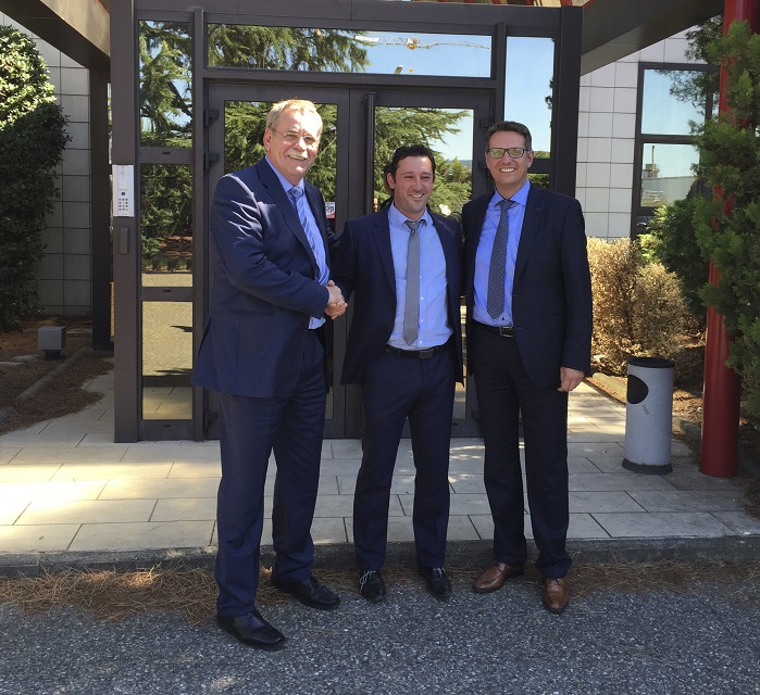 Signing at Verdol in France, from left to right: Mr Wolfgang Leupers (CEO), Mr Christophe Reyes (CEO) and Mr Alexander Wenger (CFO). © Saurer