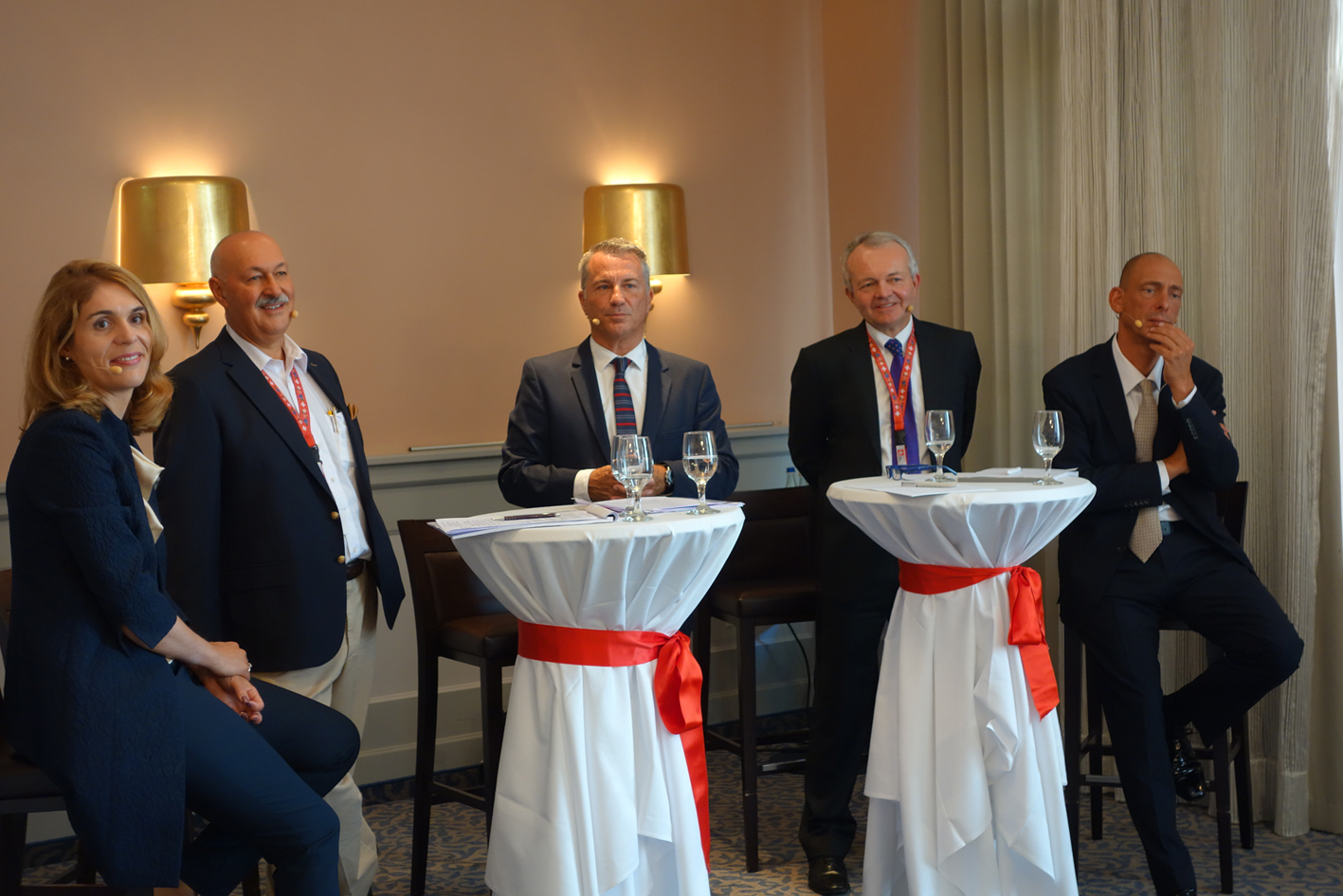 Pictured (left to right): Sonja Amport, director of the Swiss Textile College, Ernesto Maurer, moderator Reto Lipp and Martin Folini. © Swissmem