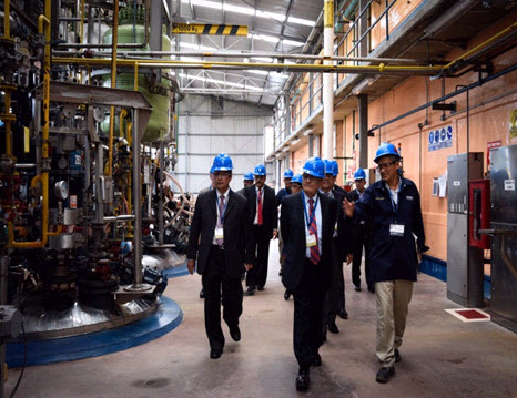 Mr Enrique Dau and other government officials on a tour of the Atoto plant. © Huntsman Textile Effect 