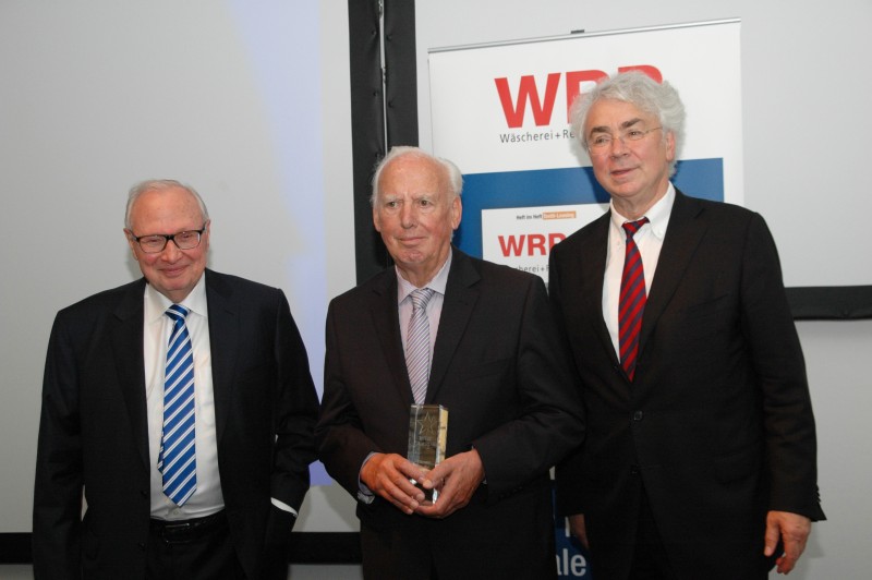 Prof Dr h.c. Josef Kurz from the Hohenstein Institute received the industry trophy WRP Star from WRP publisher Michael Steinert (right in the photo). Speaker Martin Kannegiesser (left in the photo) praised his outstanding contribution to the industry. © WÃ¤scherei und Reinigungspraxis
