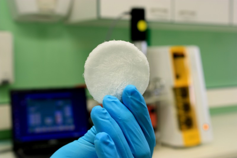 Wound dressing (nonwoven/fleece) made from alginate fibres derived from bacteria. Bacterial alginate nonwoven materials absorb up to 70% more liquid than marine alginate nonwovens. © Hohenstein Institute