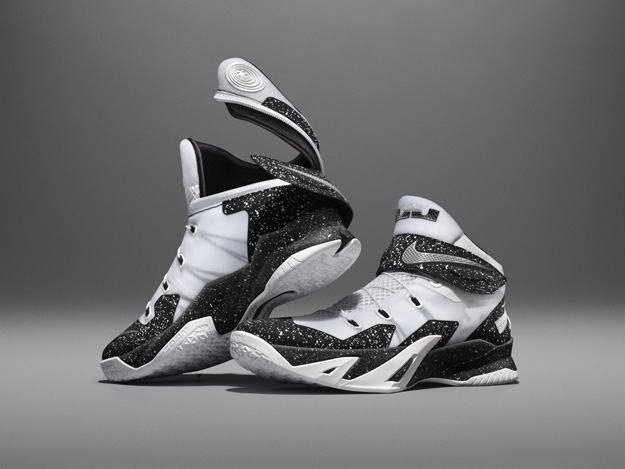 Nike Zoom Soldier 8 Flyease, featuring a zipper-and-strap system that allows the foot to enter through the rear of the shoe. © Nike