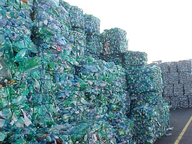 According to analysts PCI Wood Mackenzie, around 10.9 million tons of PET bottles and containers will be collected in 2016. © Wikipedia 