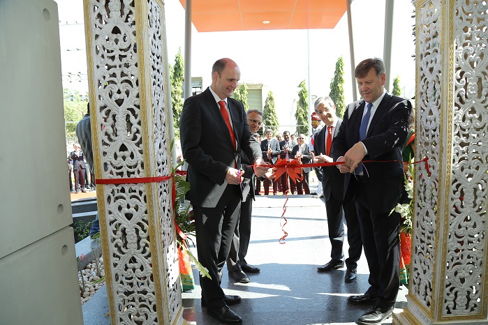 CEO Georg Stausberg and Sales Director Michael Korobczuk. © Oerlikon Manmade Fibers