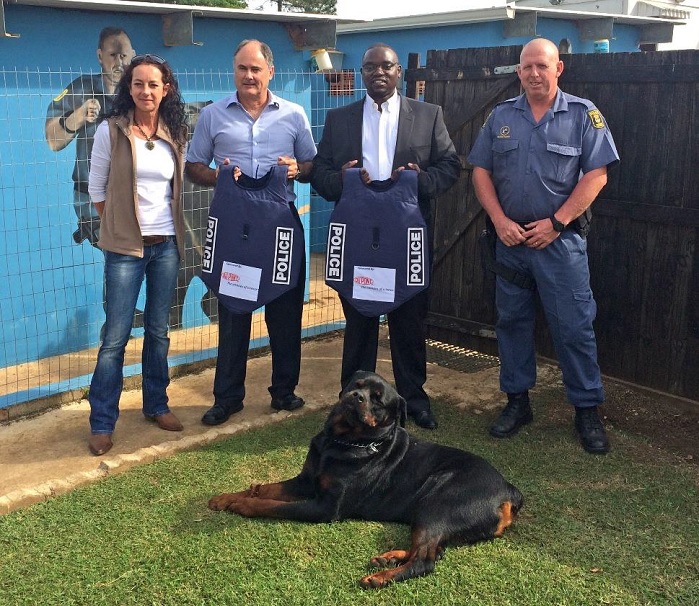 Volunteer at the K9 Unit, Debbie Smith, Dicky Coetzee (Gelvenor Chief Executive), K9 Oscar, Allen Chimhandamba(DuPont Segment Leader for Kevlar Life Protection Sub-Saharan Africa) and Colin Buckthorp (Warrant Officer). © Gelvenor