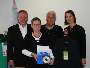 From left to right: Elmar Kraus, Director of Kraus und Kroll Textil GmbH in Rottenburg (long-standing supplier to Schneider), Silke Off from the Hohenstein Institute, Dieter Schneider and Annette Kemmler, both Managing Directors of Schneider Sportswear OHG