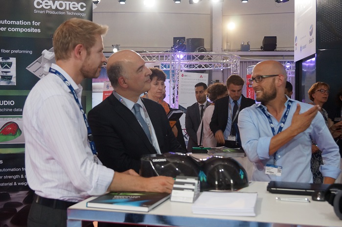 Cevotec Managing Director Thorsten Groene and CTO Felix Michl explaining Fiber Patch Placement technology to EU commissioner for Economic and Financial Affairs, Pierre Moscovici. © Cevotec