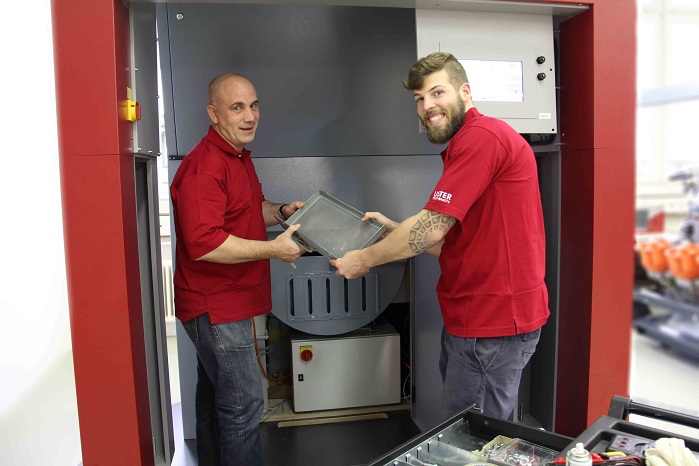 Francis and Simon at a customer visit. © Uster Technologies