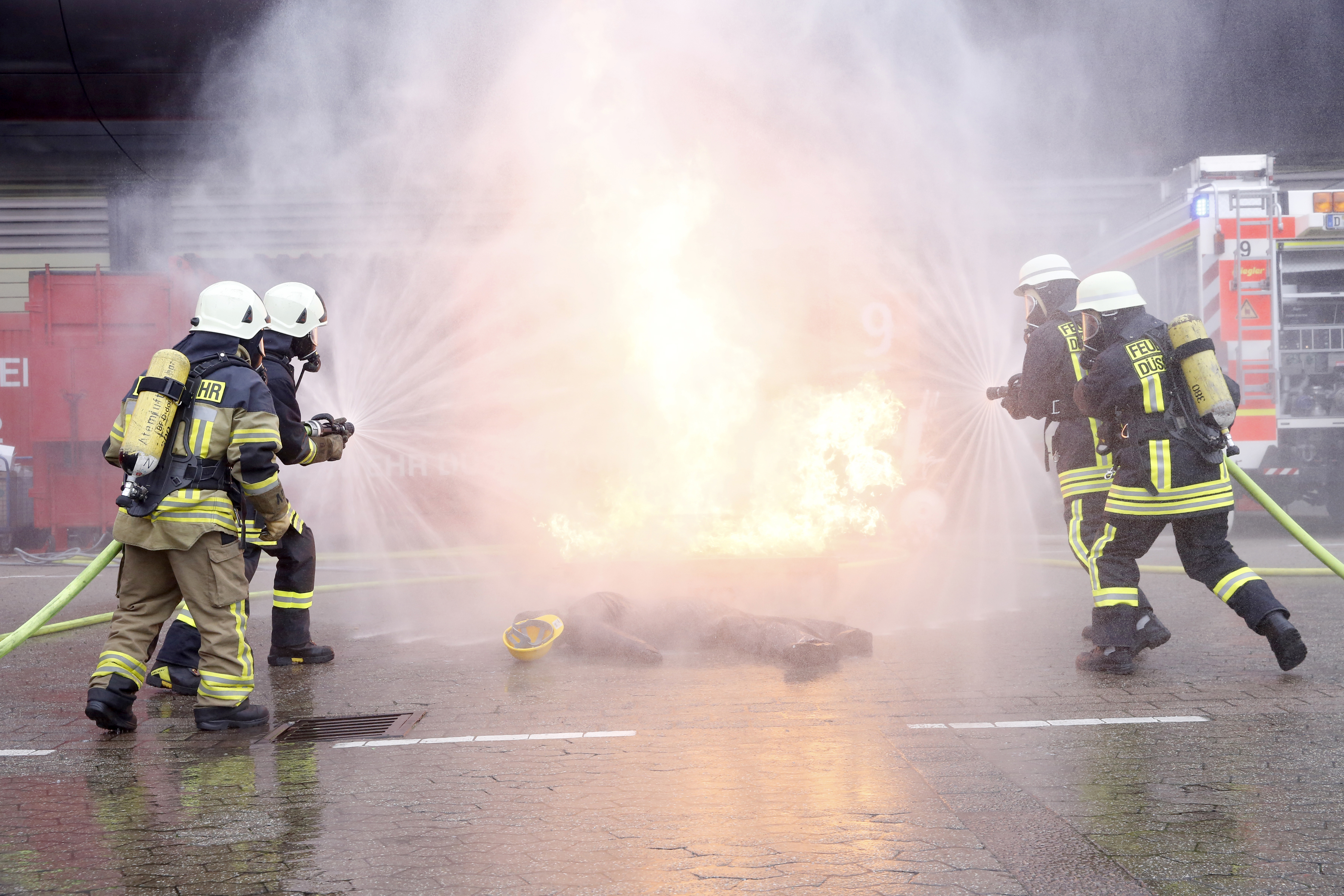 Live-demonstration by the Düsseldorf fire brigade school at A+A. © Messe Düsseldorf GmbH /ctillmann