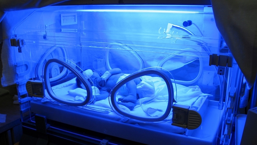 Newborns with jaundice must lie alone, naked, and with their eyes covered in incubators under blue light. © Zoomstudio