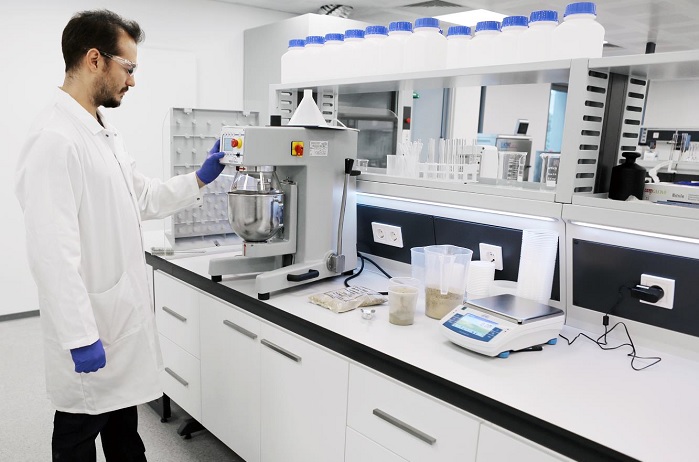 Practical test being performed at Wacker’s new technical centre in Istanbul. The new laboratory focuses on polymeric binders used in construction applications. © Wacker Chemie AG