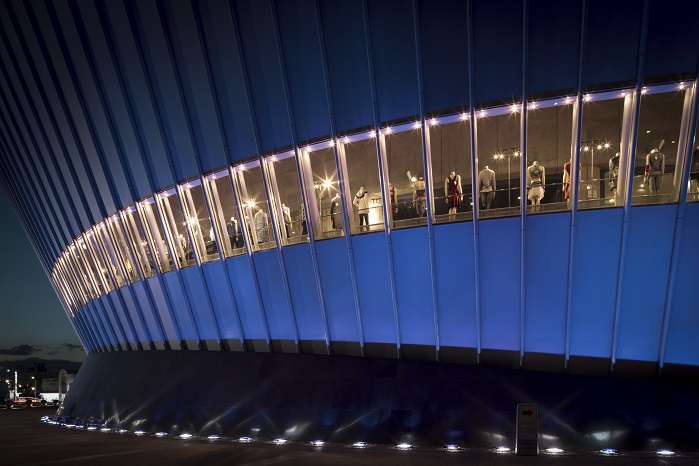 The Wakayama Big Whale is normally a venue for concerts and events such as Sumo wrestling matches. Here, Shima Seiki’s extensive 500 piece sample collection on mannequins can be seen through the arena’s windows.