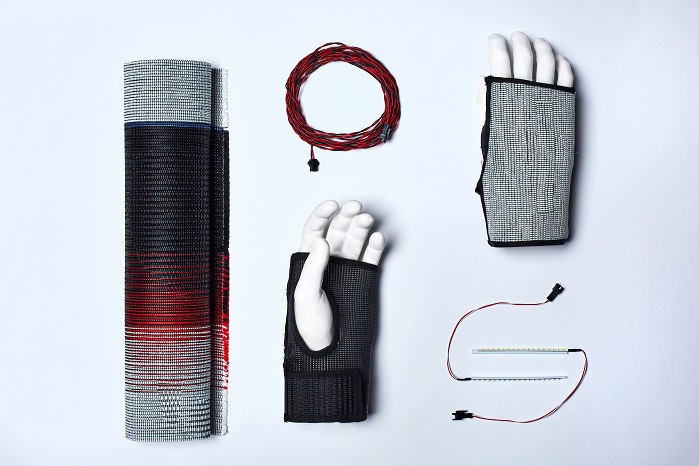 Doucet designed a pair of Reebok Flexweave running gloves. © Reebok