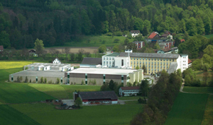 The Sennhof spinning plant in Winterthur, Switzerland, is still the headquarters of the company. Since 1996 there has also been another production site in Jefferson, Georgia (USA) – the Buhler Quality Yarn Corporation.