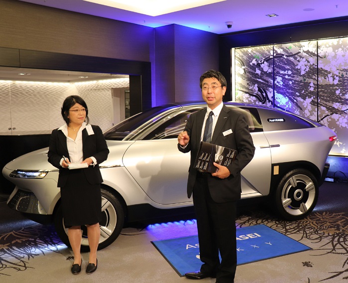 Michitaka Udaka, Asahi Kasei’s general manager of global automotive marketing explains the key features of the AKXY concept car. © Adrian Wilson