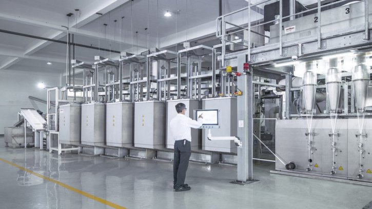 The installed Staple FORCE S 1100 is 30 meters long, 12 metres wide and manufactures up to 15 tons of staple fibres of extremely even quality a day. © Oerlikon