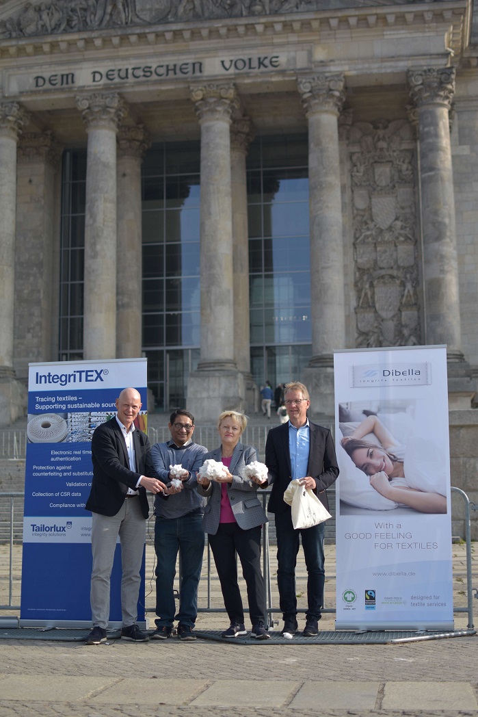 From left to right: Alex Deitermann (CEO Tailorlux GmbH), Arun Ambatipudi (President Chetna Organics), Renate Künast (MdB) and Ralf Hellmann (Managing Director Dibella Group) seal the endorsement for the innovative project for marking organic cotton. © Tailorlux