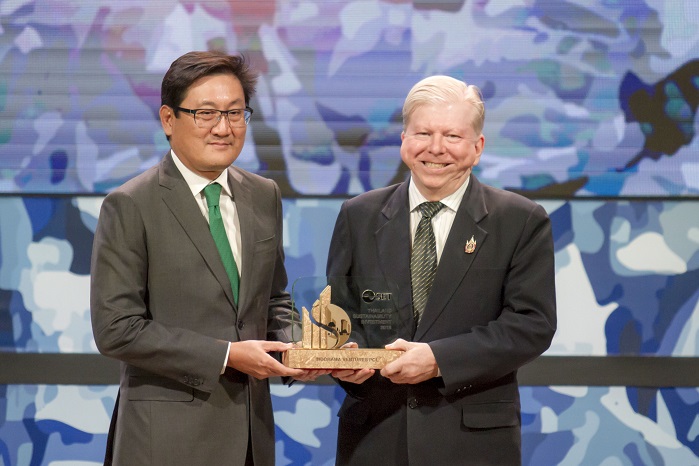 Richard Jones receives the Thailand Sustainability Investment (THSI) award from Dr Pakorn Peetathawatchai. © IVL