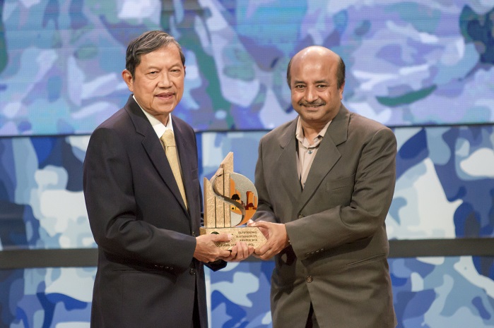Avinash Chandra receives the SET Sustainability Awards – Outstanding Sustainability Award from Dr Chaiwat Viboonsawat. © IVL