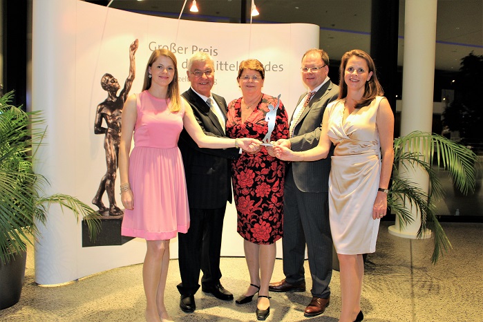 The Roth family company was crowned a finalist in the GroÃŸer Preis des Mittelstandes. From left to right: Dr Anne-Kathrin Roth, Manfred Roth, Heike Roth, Claus-Hinrich Roth, Christin Roth-JÃ¤ger. © Roth Industries